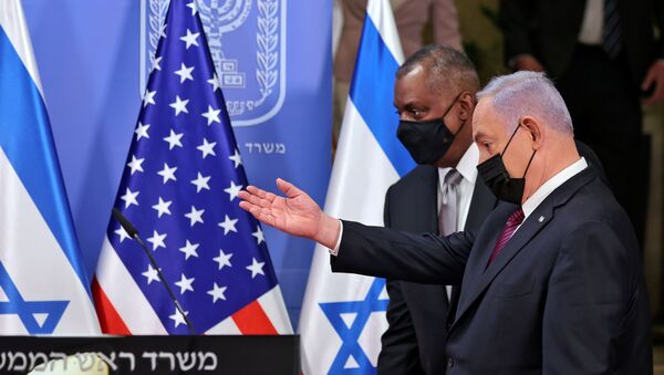 U.S. Defence Secretary Lloyd Austin and Israeli Prime Minister Benjamin Netanyahu arrive to give a statement after their meeting in Jerusalem on April 12, 2021. Menahem Kahana/Pool via REUTERS - Sputnik Türkiye