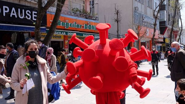 Bağcılar'da ‘koronavirüs kostümlü’ etkinlik: Kurallara uyanlara gül, uymayanlara kırmızı kart - Sputnik Türkiye
