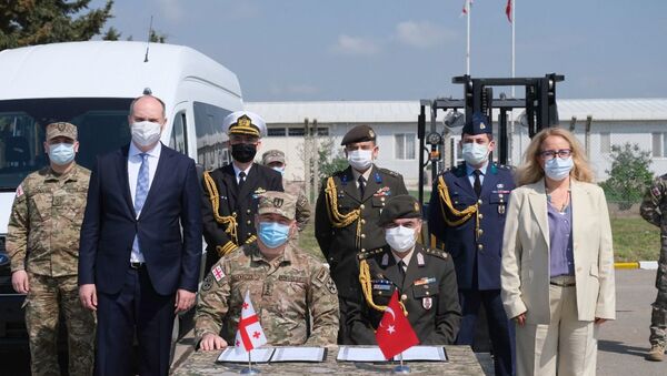 Türkiye'den Gürcistan'a askeri havaalanının geliştirilmesi için araç ve teknik ekipman desteği - Sputnik Türkiye