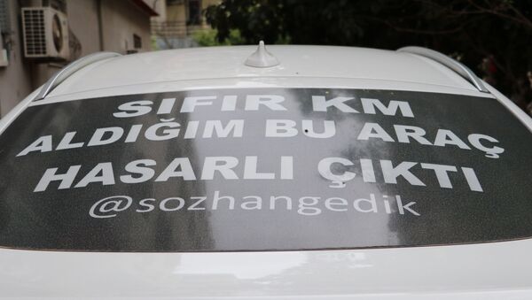 Sıfır kilometre lüks cipe astığı 'Hasarlı çıktı' yazısıyla Türkiye'yi dolaşıyor - Sputnik Türkiye