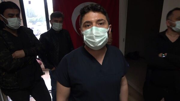 Osmaniye Devlet Hastanesi ortopedi bölümüne gelen cumhuriyet savcısı, sırası gelmeden girdiği doktorun odasında kendisini muayene etmeyen doktoru gözaltına aldırdı - Sputnik Türkiye