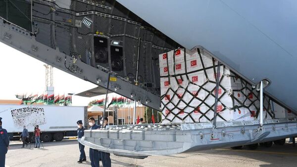 Hava Kuvvetlerine ait uçakla Ankara'dan yola çıkarılan 150 bin doz Kovid-19 aşısı Libya'ya ulaştırıldı - Sputnik Türkiye