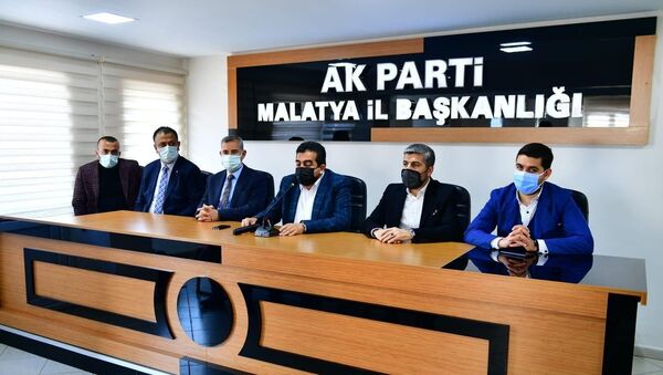 Yeşilyurt Belediye Başkanı Mehmet Çınar, Almanya'ya düzenlenen gezi ile ilgili yürütülen soruşturma kapsamında, geziye katılan başkan yardımcılarından Bekir Karakuş'un görevden alındığını açıkladı. - Sputnik Türkiye