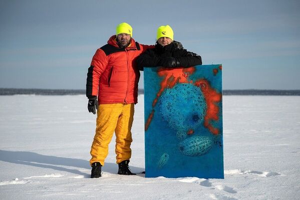 Yıllardır deniz ve buzullar altındaki yaşamı fotoğraflayan Lyaguşkin ve Belenıhin, Rusya’ya bağlı Beyaz Deniz’e kıyısı bulunan Karelya Cumhuriyeti’nin Nilmoguba kentinde buz altında fotoğraf sergisi açtı. - Sputnik Türkiye