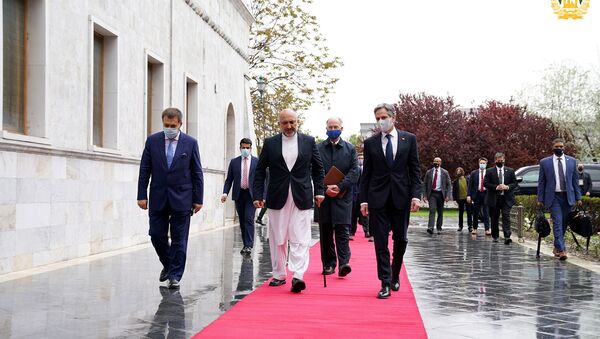 ABD Dışişleri Bakanı Antony Blinken, Kabil'de Afganistan Dışişleri Bakanı Muhammed Hanif Atmar ile yürürken - Sputnik Türkiye