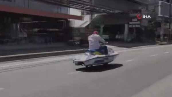 Tayland’da tekerlek taktığı jet ski ile otobanda seyahat eden adam görenleri şaşırttı. - Sputnik Türkiye