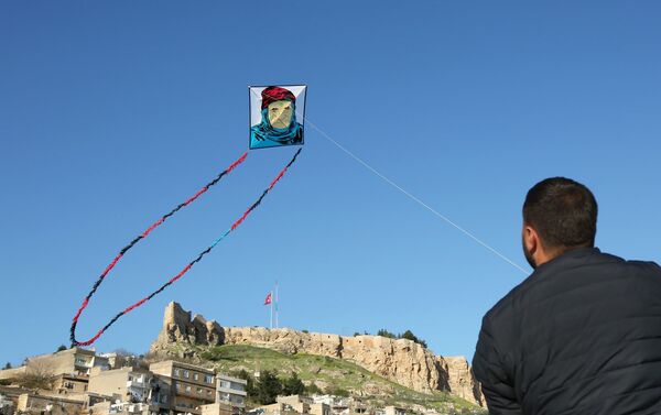 Mardin’de yaşayan 29 yaşındaki Zahit Mungan adlı genç, yaptığı sıra dışı uçurtmalarla bir geleneği yaşatıyor. - Sputnik Türkiye