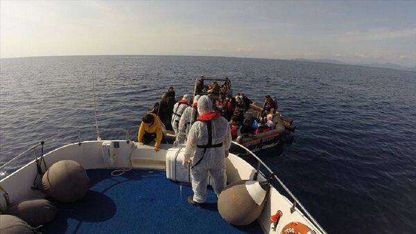 Seferihisar açıklarında 59 kaçak göçmen kurtarıldı - Sputnik Türkiye