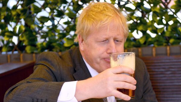 Başbakan Boris Johnson, Wolverhampton'daki yerel seçim kampanyası sırasında bir pub bahçesinde bira içerken (Batı Midlands, Britanya) - Sputnik Türkiye