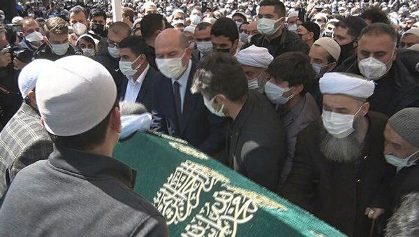 Koronavirüsten ölen Nur cemaati mensubu Hüsnü Bayramoğlu'nun cenazesine yoğun katılım - Sputnik Türkiye