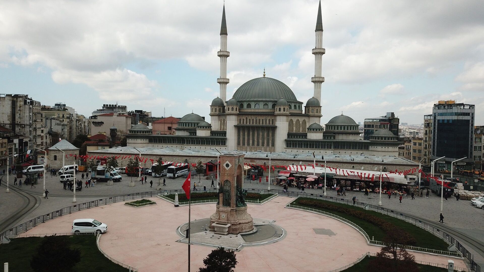 Taksim'de yapımı devam eden caminin dev avizesi ile kapısının kasası takıldı: Ramazan'ın son cuması açılacak - Sputnik Türkiye, 1920, 21.04.2021