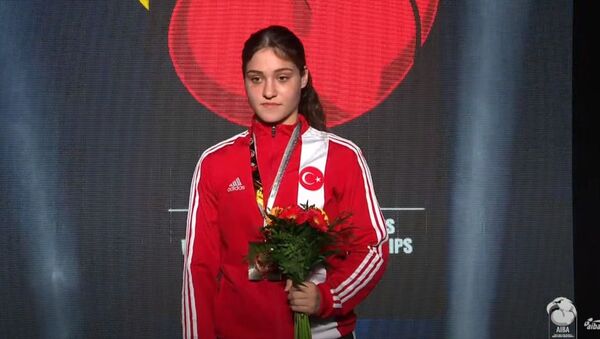 Milli sporcu Büşra Işıldar, Gençler Dünya Boks Şampiyonası'nda altın madalya kazandı. - Sputnik Türkiye
