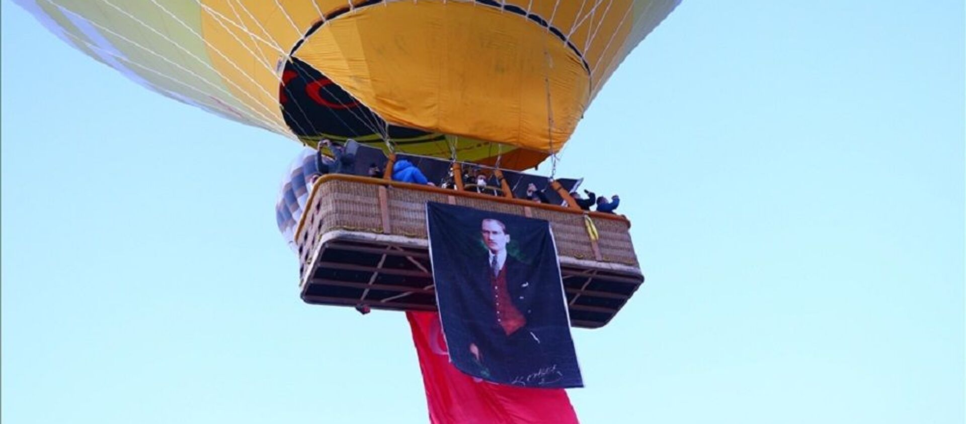 Kapadokya, balon, Türk bayrağı, Atatürk posteri  - Sputnik Türkiye, 1920, 23.04.2021