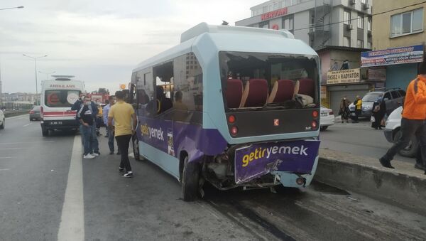 Pendik D-100 karayolunda trafik kazası: 1 ölü, 5 yaralı - Sputnik Türkiye