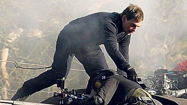 Tom Cruise, Görevimiz Tehlike 7’nin çekimleri esnasında kameramanı ipten aldı - Sputnik Türkiye