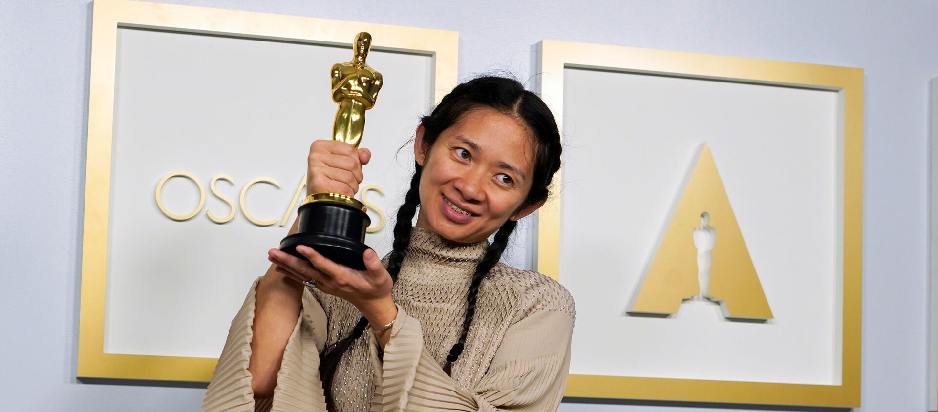 'Nomadland' filmi, 'Oscar Ödülleri' olarak da bilinen 93. Akademi Ödülleri Töreni'nde en iyi film ödülüne layık görüldü. Ödülü, filmin yapımcısı ve yönetmeni Chloe Zhao teslim aldı - Sputnik Türkiye, 1920, 26.04.2021