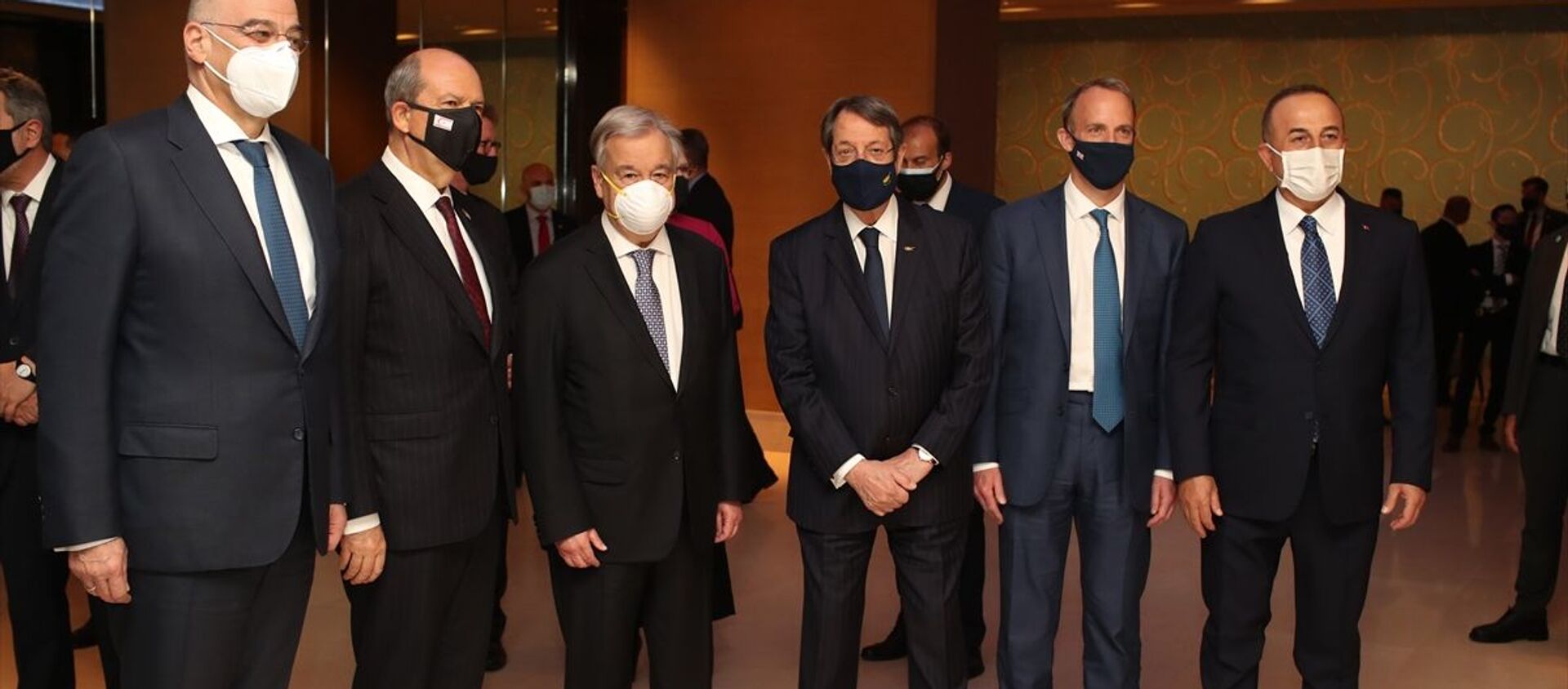 BM Genel Sekreteri Antonio Guterres, İsviçre’nin Cenevre kentinde düzenlenecek gayrıresmi Kıbrıs Konferansı öncesi taraflara resepsiyon verdi. Resepsiyona KKTC Cumhurbaşkanı Ersin Tatar (sol 2), Dışişleri Bakanı Mevlüt Çavuşoğlu (sağda), BM Genel Sekreteri Antonio Guterres (sol 3), İngiltere Dışişleri Bakanı Dominic Raab (sağ 2), Yunanistan Dışişleri Bakanı Nikos Dendias (solda)ve Kıbrıs Rum Kesimi Lideri Nikos Anastasiadis (sağ 3) katıldı. - Sputnik Türkiye, 1920, 28.04.2021