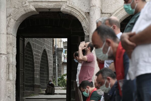 Diyarbakır'da tam kapanma sessizliği ve ilk cuma namazı - Sputnik Türkiye