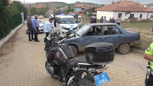 Dur ihtarına uymayan 17 yaşındaki ehliyetsiz sürücü polis motosikletine çarptı - Sputnik Türkiye