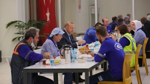 Cumhurbaşkanı Erdoğan işçilerle iftarda buluştu - Sputnik Türkiye