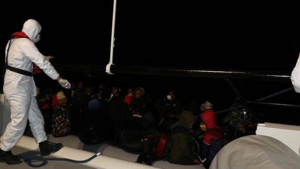 Aydın'da Türk kara sularına geri itilen 14 düzensiz göçmen kurtarıldı - Sputnik Türkiye