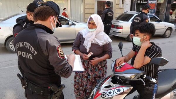 Polis, kadın hakkında tutanak tutarak ceza uygulayıp, elektrikli bisikletiyle gelen torununu eve geri gönderdi. - Sputnik Türkiye