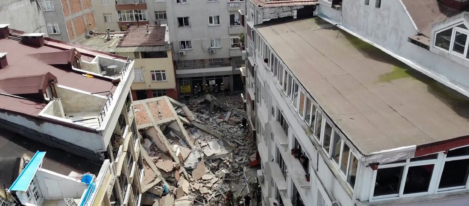 Zeytinburnu’nda boşaltılan binanın çökmesi - Sputnik Türkiye, 1920, 06.05.2021