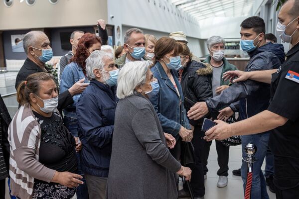 Sırbistan'da aşı olana indirim kuponu verilmesi izdiham yarattı - Sputnik Türkiye