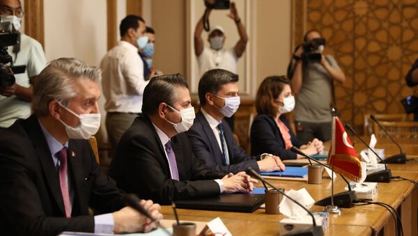 Dışişleri Bakan Yardımcısı Sedat Önal (sol 2) ve beraberindeki heyet, resmi temaslarda bulunmak üzere Mısır'ın başkenti Kahire'ye geldi.  - Sputnik Türkiye