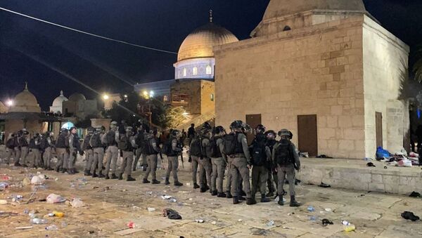Mescid-i Aksa'ya giren İsrail polisi, namaz kılan cemaate ses bombalarıyla saldırdı - Sputnik Türkiye