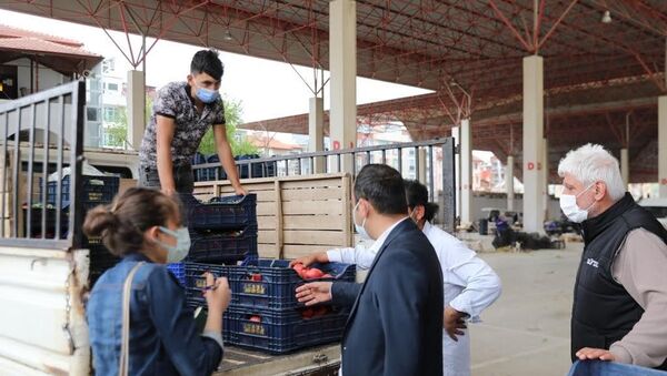 Burdur'da Uzay Çatı altında kurulan Salı Pazarı'nı denetleyen Vali Arslantaş, Pazar esnafının elinde kalan sebze ve meyvelerin satın alınarak ihtiyaç sahibi vatandaşlara dağıtılması için talimat verdi. - Sputnik Türkiye