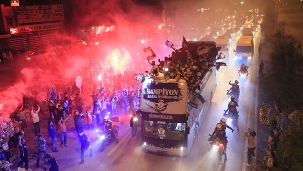 Adana Demirsporlu oyuncular, şehirde tur atarak şampiyonluğu kutladı - Sputnik Türkiye