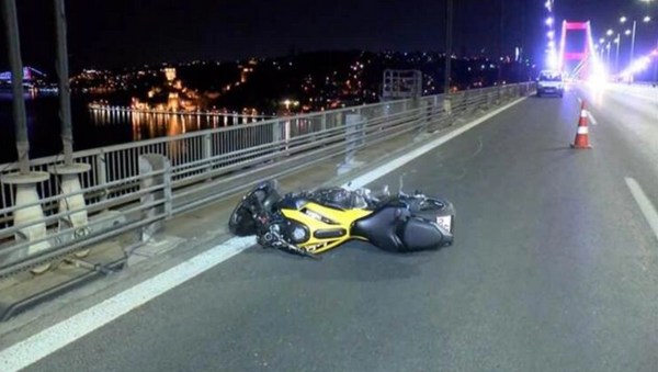 FSM Köprüsü'nde motosikletin ön tekerini kaldırarak gitmeye çalışan sürücü hayatını kaybetti - Sputnik Türkiye