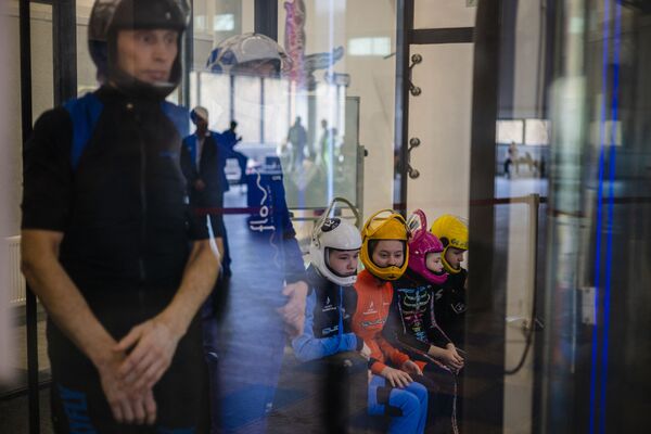 Rusya Paraşütçülük Federasyonu Başkan Yardımcısı Denis Sviridov, engelli çocukların ilk kez yarışmaya katıldığını söyledi.  Sviridov, “Çocuklar sporcu olarak gelişme ve paraşütçülük dünyasına girme imkanı buluyor. Gökyüzü onlara açık” dedi. - Sputnik Türkiye