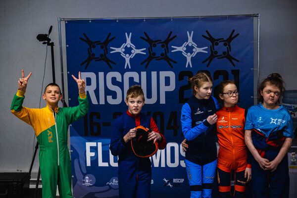 Öte yandan Dolik ve selebral palsi hastası yedi başka çocuk nisan ayında başkent Moskova’daki bir kapalı paraşüt şampiyonasına katıldı. - Sputnik Türkiye