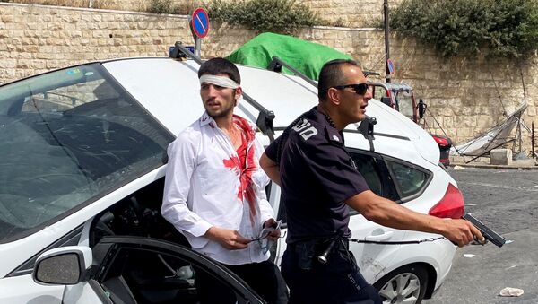 Taşlı saldırıya uğrayan İsrailli sürücü aracını Filistinlilerin üzerine sürdü - Sputnik Türkiye