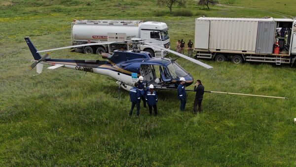 Yüksek gerilim hattında helikopterle 730 gün süren temizlik - Sputnik Türkiye