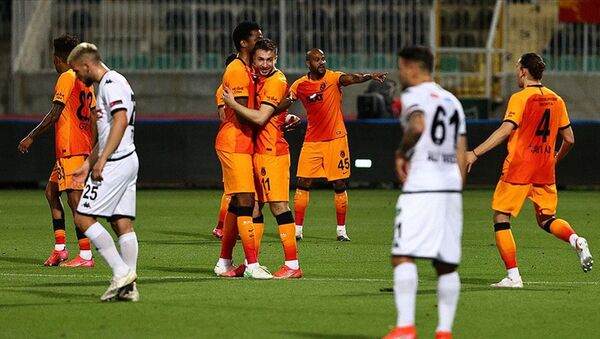 Beşiktaş ve Fenerbahçe kaybedince Galatasaray zirveye ortak oldu - Sputnik Türkiye
