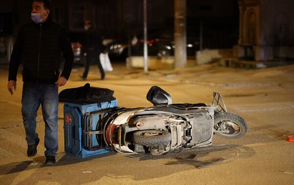 Bolu'da paket servis motosikleti ile 2 otomobilin karıştığı zincirleme trafik kazasında motosiklet kuryesi hayatını kaybetti. - Sputnik Türkiye