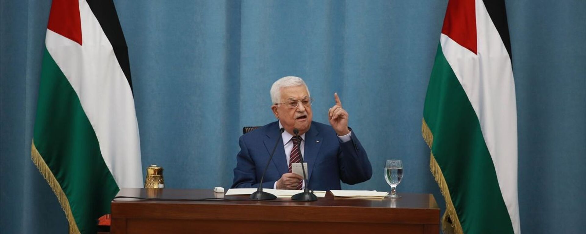 Filistin Devlet Başkanı Mahmud Abbas, Batı Şeria'nın Ramallah kentindeki Başkanlık ofisinde Filistinli yetkililerle düzenlendiği toplantıda, İsrail'in Kudüs ve Gazze'ye yönelik saldırıları ile ilgili açıklamalarda bulundu. - Sputnik Türkiye, 1920, 09.12.2023
