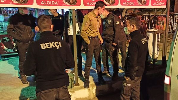 Alkol satışı yapan çiğ köfteciye polis baskını - Sputnik Türkiye