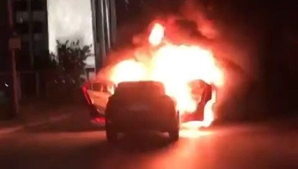 İstanbul’da bir çift, İsrail'i protesto için başkonsolosluk önünde aracını yaktı - Sputnik Türkiye