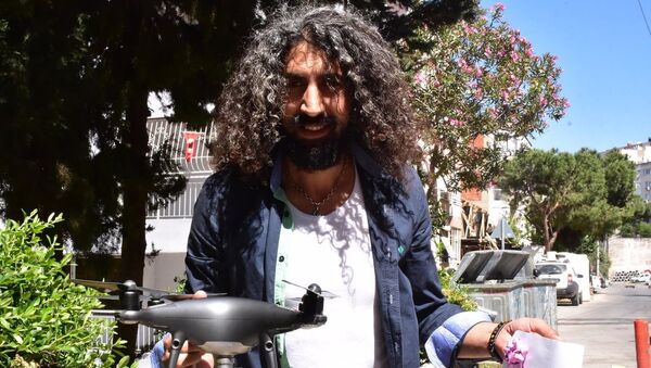 Pandemide bayram sürprizi: Drone ile harçlık verdi - Sputnik Türkiye
