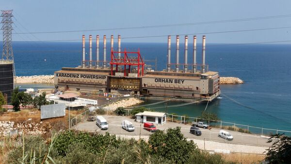 Lübnan başkenti Beyrut'un 23 km güneyindeki Jıyeh santraline bağlanarak enerji üreten Karadeniz Powership Orhan Bey yüzer santrali - Sputnik Türkiye