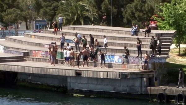 İstanbul Karaköy’de bir grup genç, koronavirüs ile mücadele kapsamında uygulanan tam kapanmayı hiçe sayarak denize girdi. Kimseye aldırmadan yüzen gençler görenlere pes dedirtti - Sputnik Türkiye