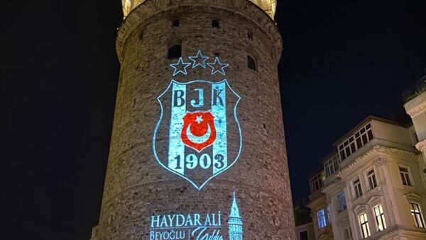 Beyoğlu Belediyesi, Süper Lig'de 2020-2021 sezonunu şampiyon olarak tamamlayan Beşiktaş'ın armasını Galata Kulesi'ne yansıttı. - Sputnik Türkiye