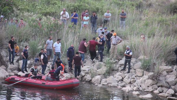 Manisa'nın Sarıgöl ilçesinde baraj gölünün tahliye havuzuna düşen ve yaklaşık 8 saattir aranan 16 yaşındaki çocuğun cesedi bulundu. - Sputnik Türkiye
