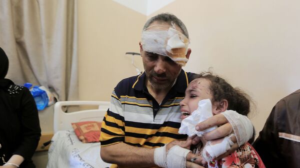 İsrail saldırısında annesini ve 4 kardeşini kaybeden Suzi, babasına kavuştu - Sputnik Türkiye