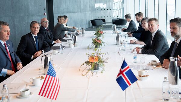 Reykjavik'i ziyaret eden ABD Dışişleri Bakanı Antony Blinken (sol tarafta) İzlandalı mevkidaşı Gudlaugur Thor Thordarson ile görüşmede - Sputnik Türkiye