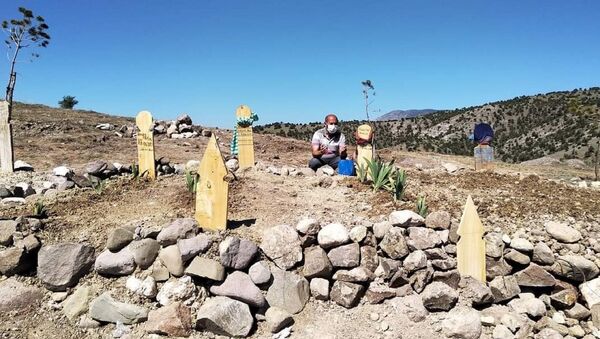 Amasya'da Kovid-19 nedeniyle hayatını kaybeden anne, baba ve 2 kardeşin mezarları - Sputnik Türkiye